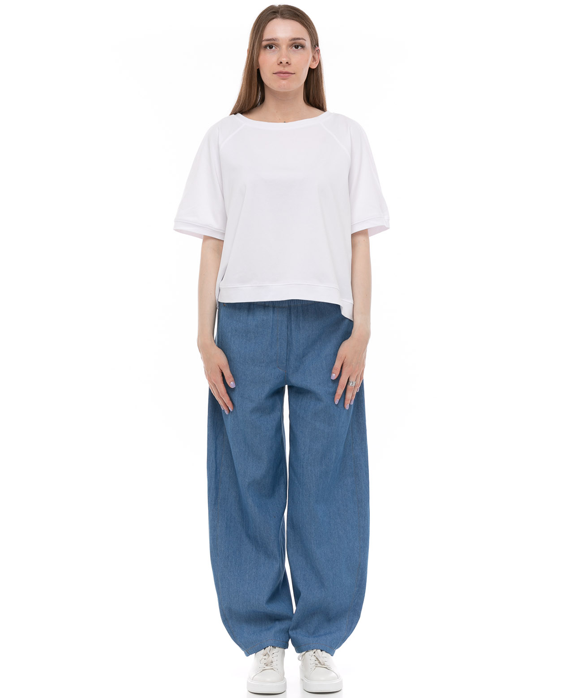 Luźne jeansy o kształcie barrel fit